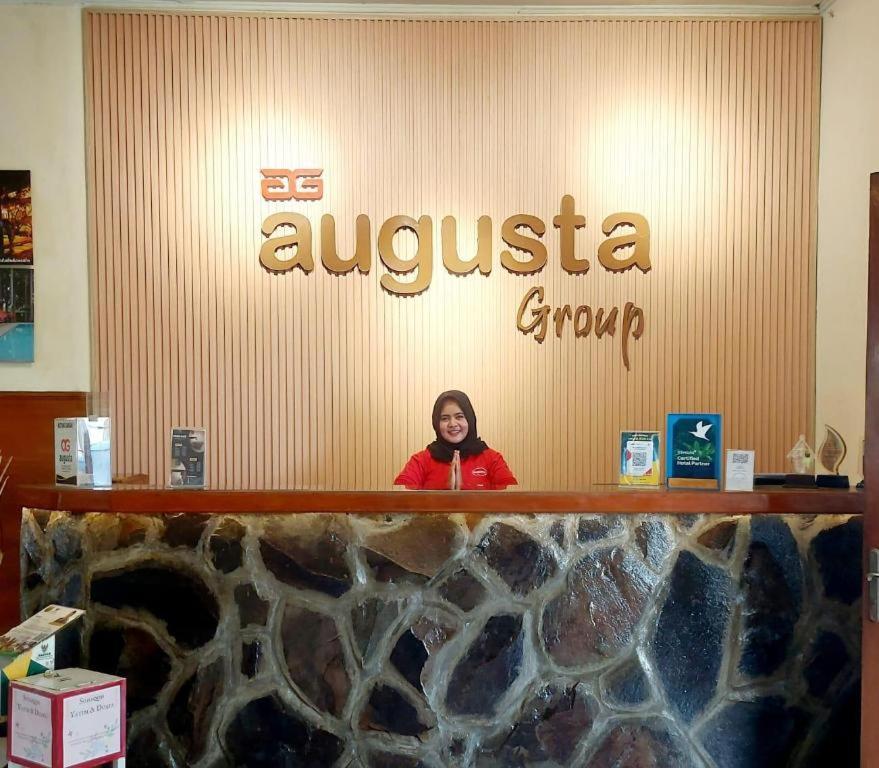 Augusta Sukabumi Hotel Exterior foto