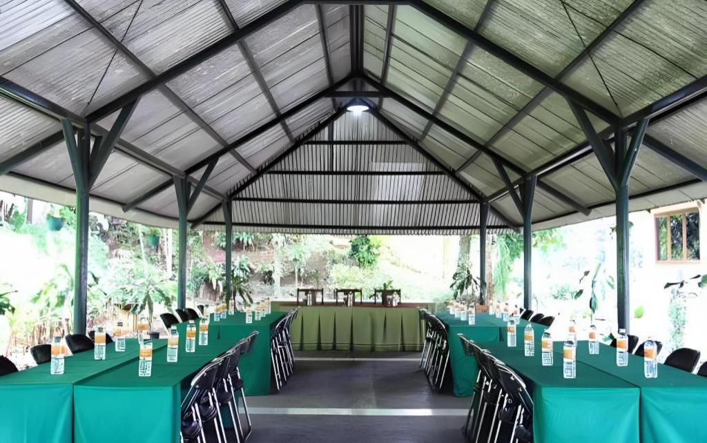 Augusta Sukabumi Hotel Exterior foto