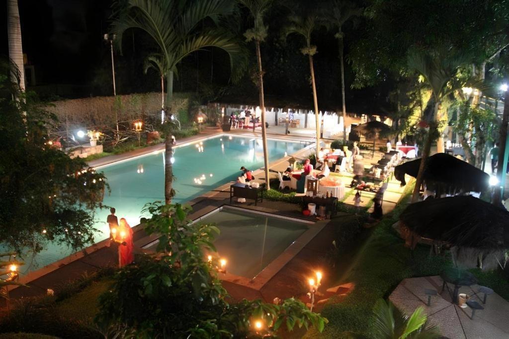Augusta Sukabumi Hotel Exterior foto